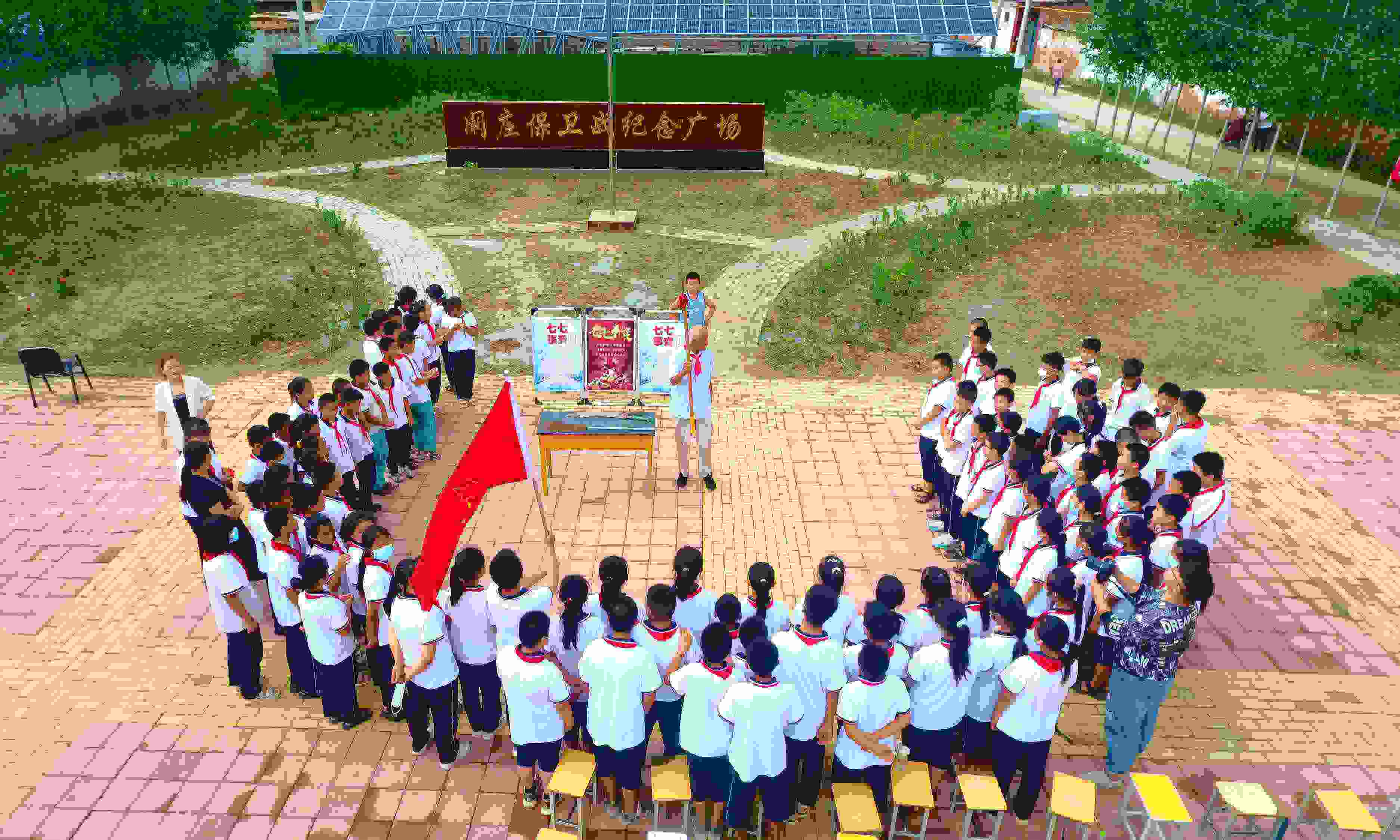 2022年7月6日，山東省聊城市，在茌平區(qū)菜屯鎮(zhèn)闞莊村的闞莊保衛(wèi)戰(zhàn)紀(jì)念廣場，闞莊保衛(wèi)戰(zhàn)親歷者王光木老人為小學(xué)生們講述抗戰(zhàn)故事，展示大刀、長矛。