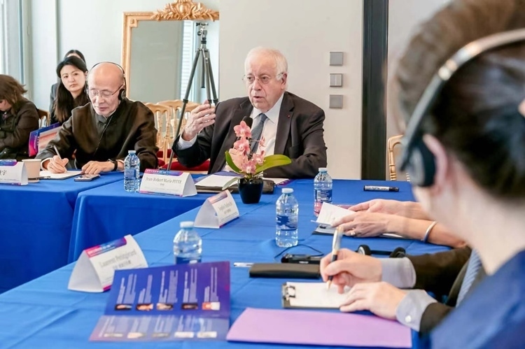 法蘭西科學(xué)院副院長、巴黎地理學(xué)會主席讓-羅伯特·馬里·皮特先生發(fā)言（圖片：中國傳媒大學(xué)