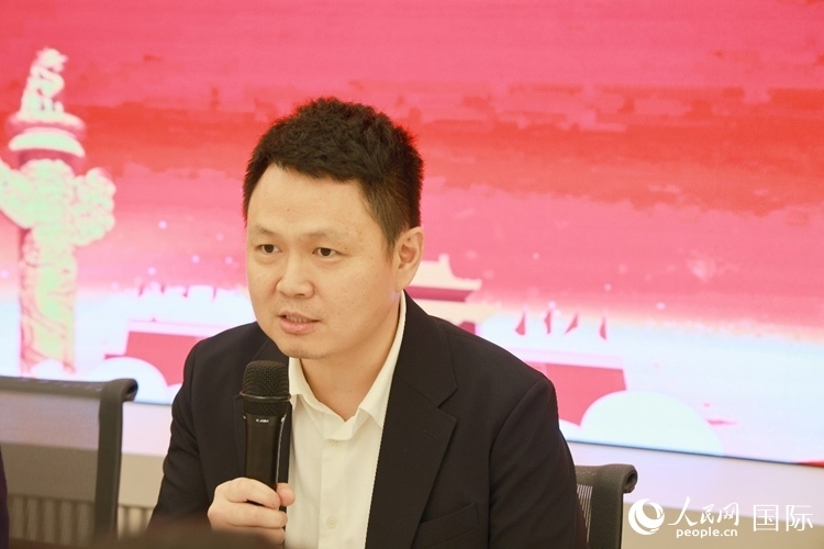 中國駐里約熱內(nèi)盧總領館副總領事王尉育在座談會上致辭。人民網(wǎng)記者 陳海琪攝