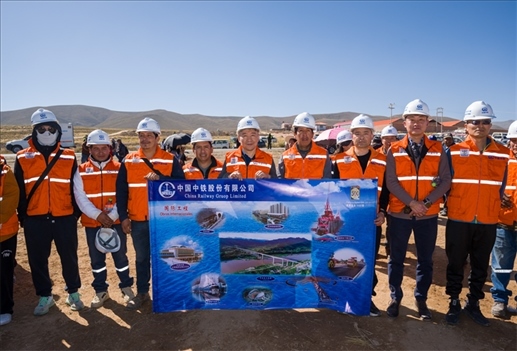 奧魯羅公路項目開工儀式現(xiàn)場，中國中鐵員工代表合影。中國中鐵供圖