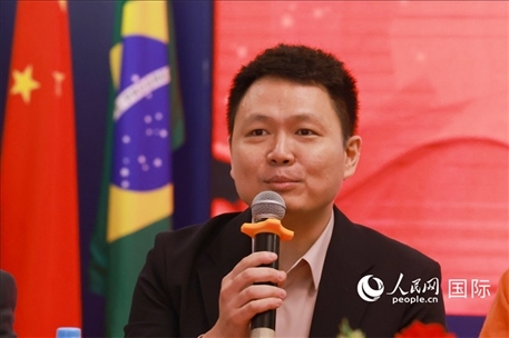 中國駐里約熱內(nèi)盧總領(lǐng)館副總領(lǐng)事王尉育在座談會(huì)上致辭。人民網(wǎng)記者 陳海琪攝