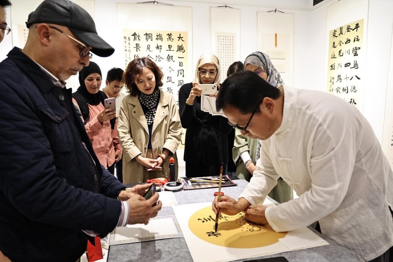中摩書法老師在共同創(chuàng)作。拉巴特中國文化中心供圖
