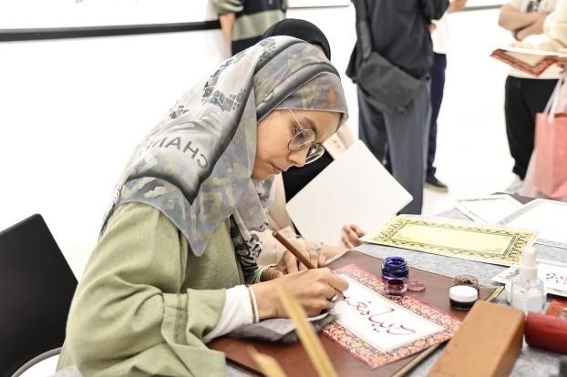 摩洛哥書法老師正在創(chuàng)作。拉巴特中國文化中心供圖