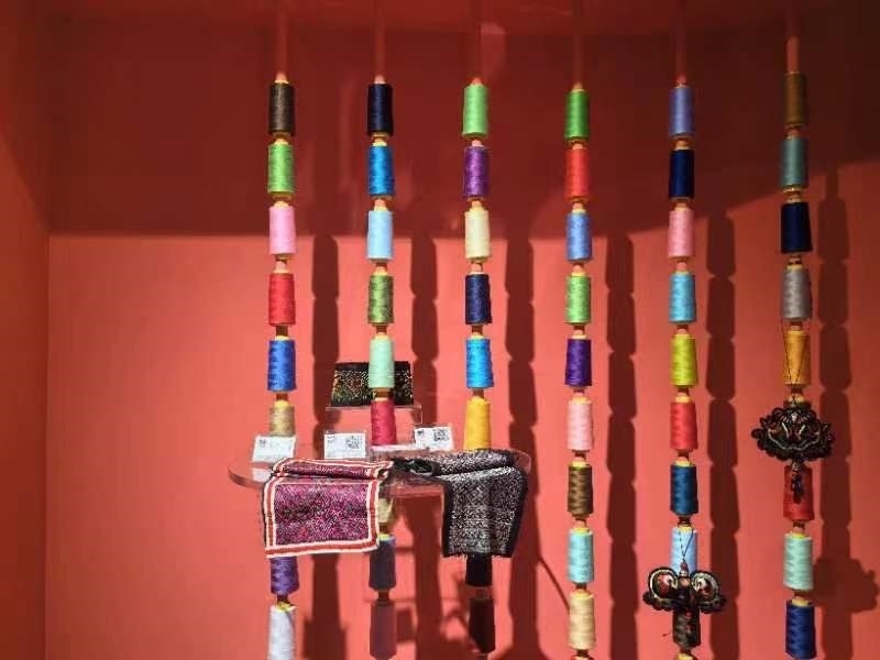 貴州省民族博物館內(nèi)展示的色彩斑斕的苗繡原材料及繡片（2024年4月27日攝）。新華社記者 楊欣 攝