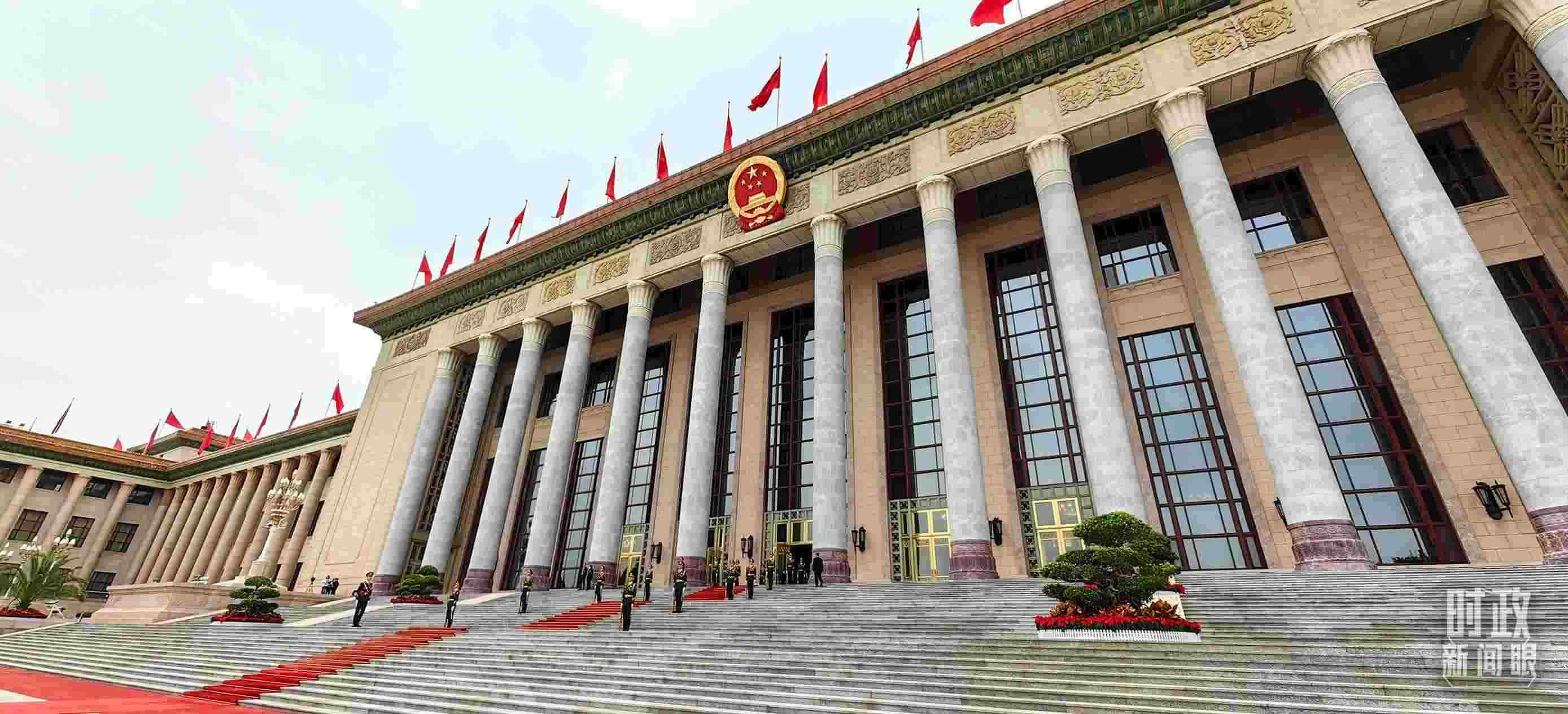 △人民大會(huì)堂東門(mén)外廣場(chǎng)。（總臺(tái)央視記者段德文拍攝）