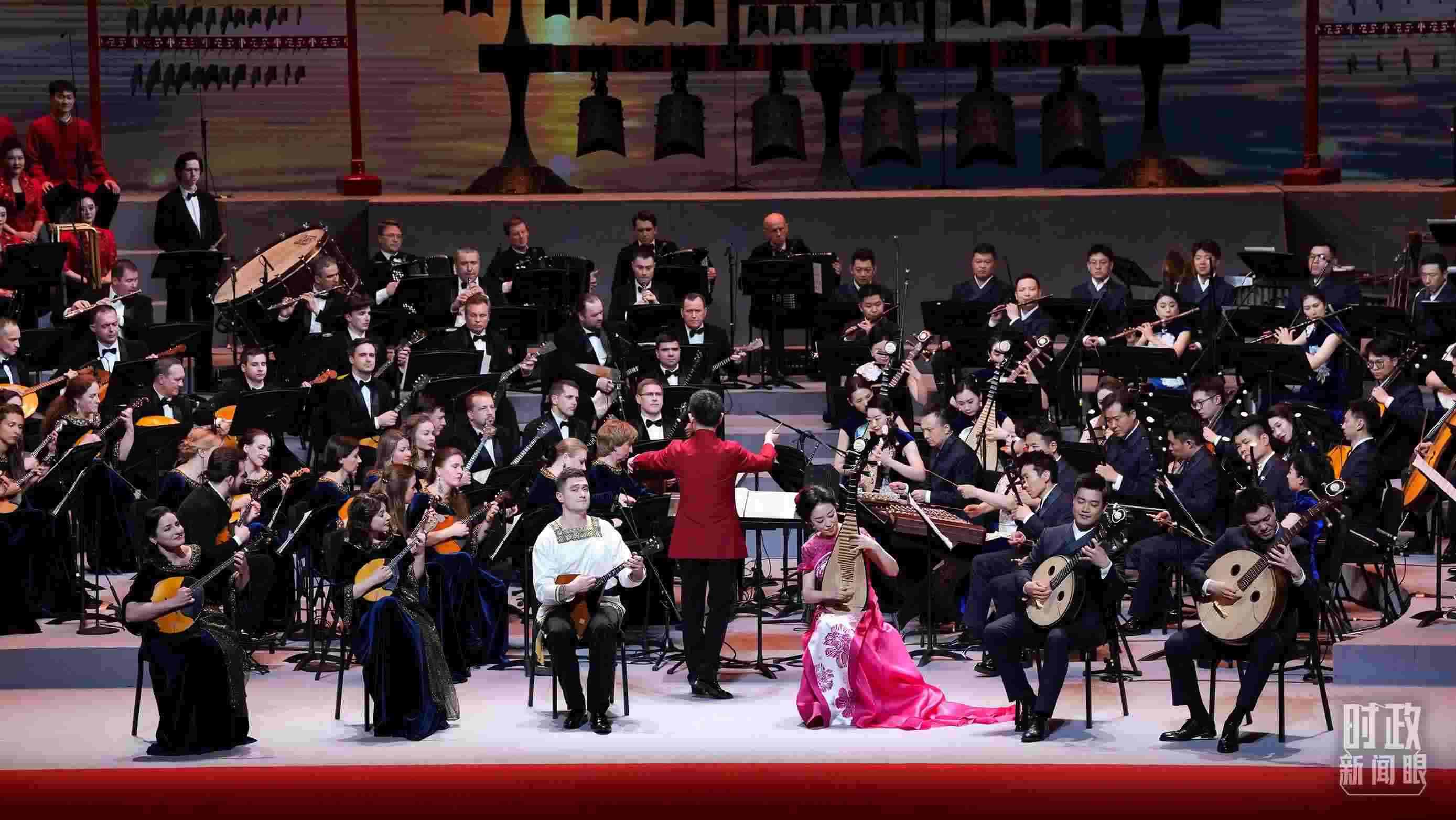 △前來(lái)參加音樂(lè)會(huì)的中俄藝術(shù)家匯聚一堂。（總臺(tái)央視記者李增仁、國(guó)廣記者李晉拍攝）
