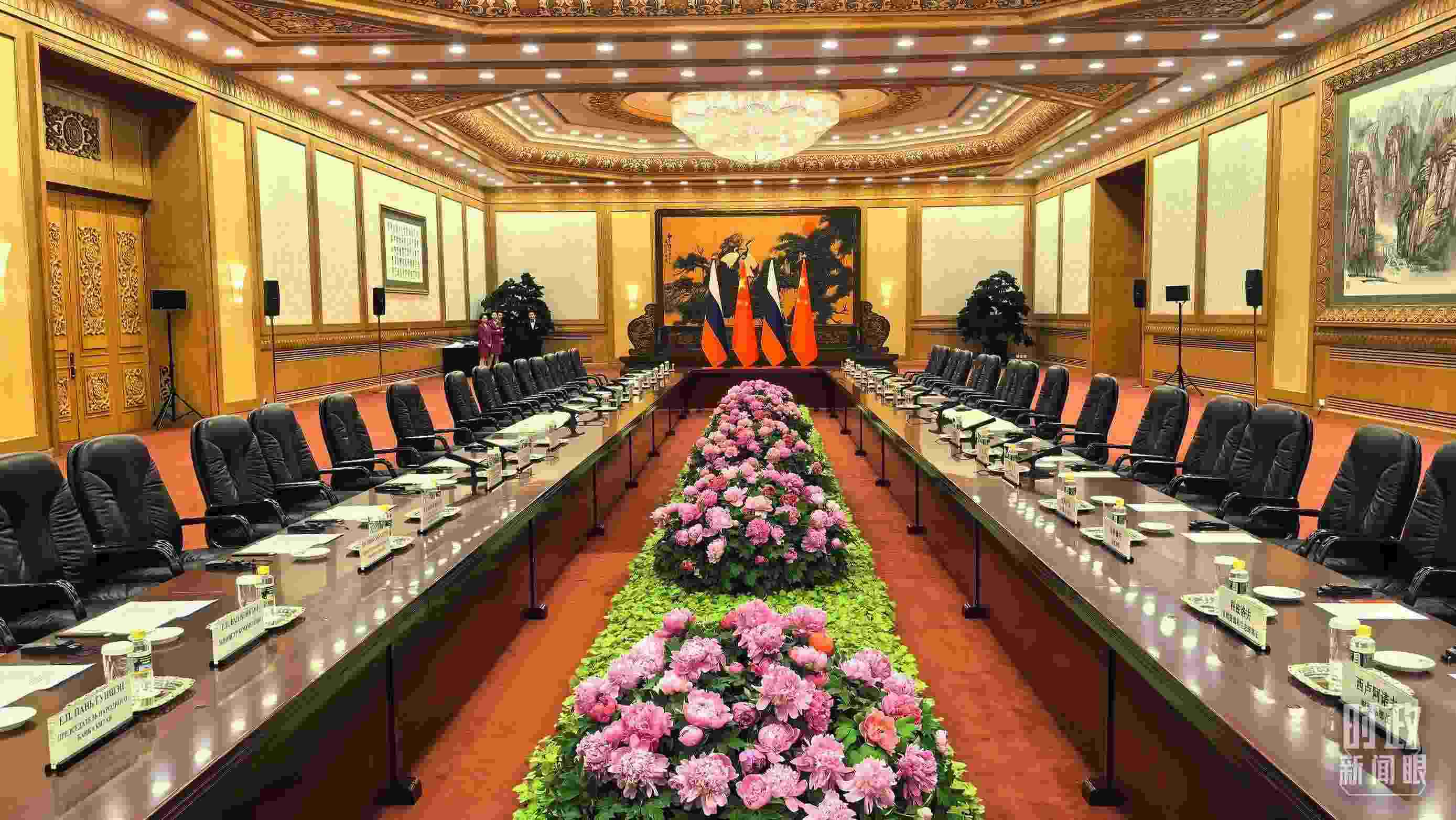 △中俄兩國(guó)元首隨后主持大范圍會(huì)談，這是會(huì)談開(kāi)始前的現(xiàn)場(chǎng)。（總臺(tái)央視記者鄂介甫拍攝）