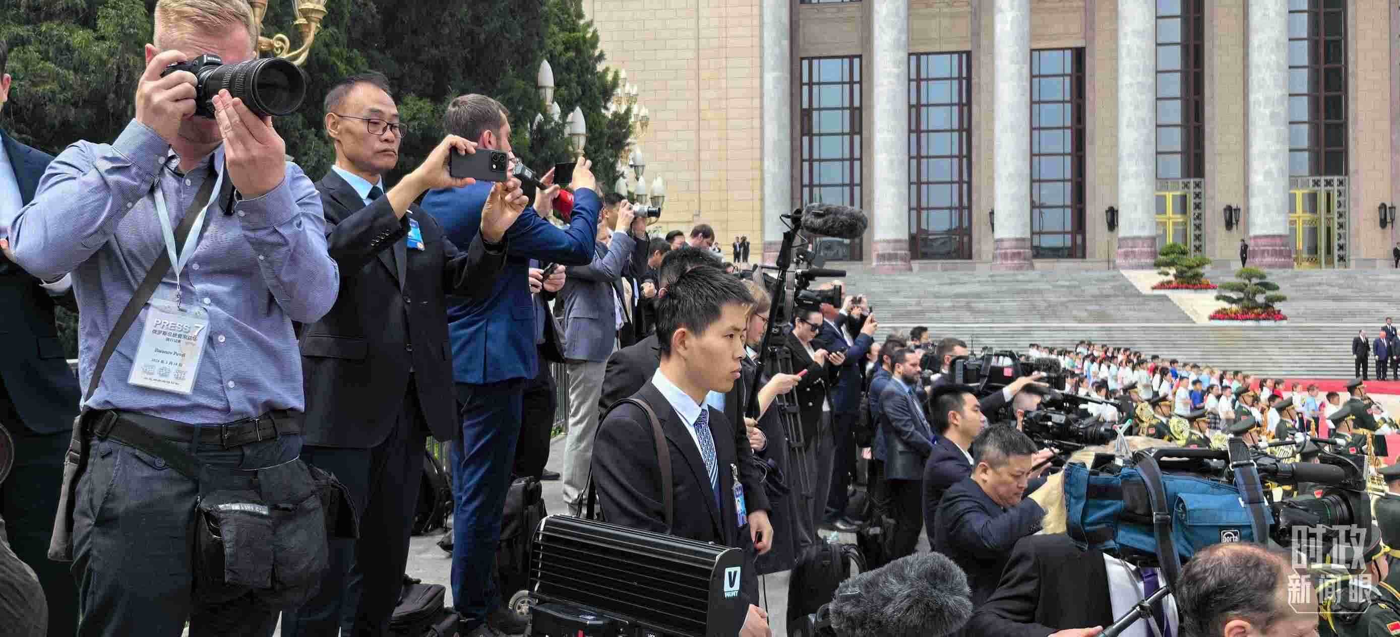 △當(dāng)天參與現(xiàn)場(chǎng)報(bào)道的中外記者。（總臺(tái)央視記者楊波、王子杭拍攝）