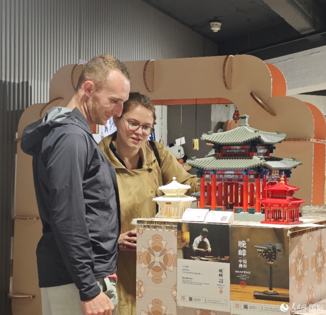 英國(guó)觀眾在欣賞中國(guó)傳統(tǒng)榫卯結(jié)構(gòu)建筑模型。邢雪攝