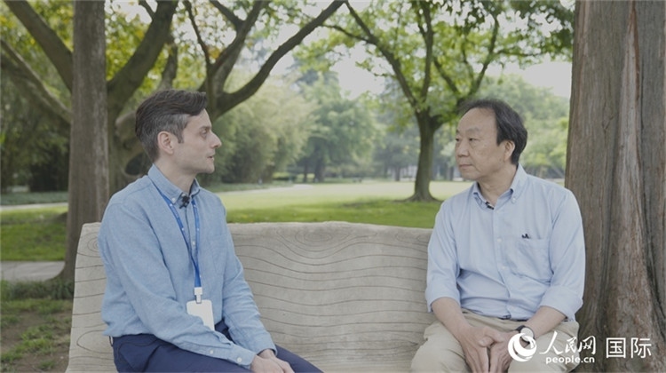 三星堆博物館館長(zhǎng)雷雨接受人民網(wǎng)采訪。人民網(wǎng)記者 張榮攝