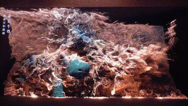 動圖:殷墟博物館裸眼3D大屏展示的亞長牛尊(央廣網(wǎng)發(fā) 趙夢陽制作)