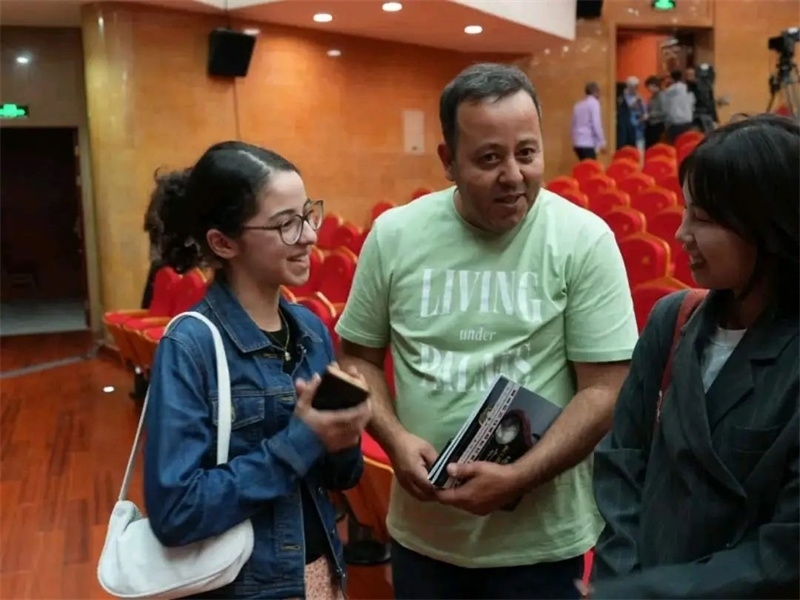 阿爾及利亞市民拉納·艾薩尼和她父親現(xiàn)場聆聽中阿交響樂演出 。蘇州交響樂團供圖