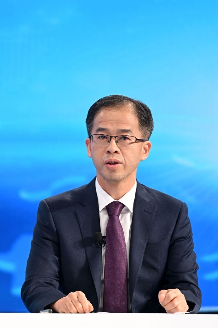 商務(wù)部政研室副主任丁維順在“中國經(jīng)濟圓桌會”錄制現(xiàn)場交流發(fā)言。新華社記者 金良快 攝