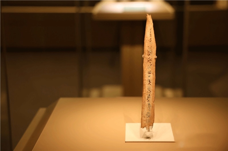 △殷墟博物館新館中展有我國博物館現(xiàn)存唯一一件文字鑲嵌綠松石甲骨。