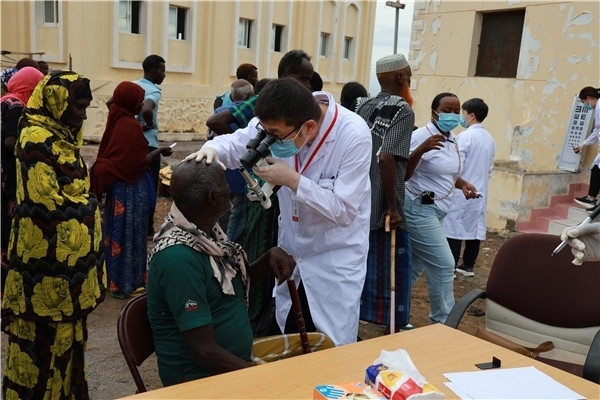 在義診現(xiàn)場，中國醫(yī)生與當(dāng)?shù)鼐用窈嫌傲裟?，吉布提鹽業(yè)投資公司供圖