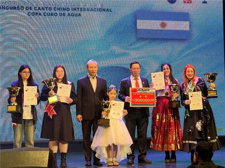 圖為中國駐阿根廷大使王衛(wèi)、阿根廷華文教育基金會會長劉芳勇為五名“金獎”選手頒獎（阿根廷拉普拉塔國立大學(xué)孔子學(xué)院供圖）