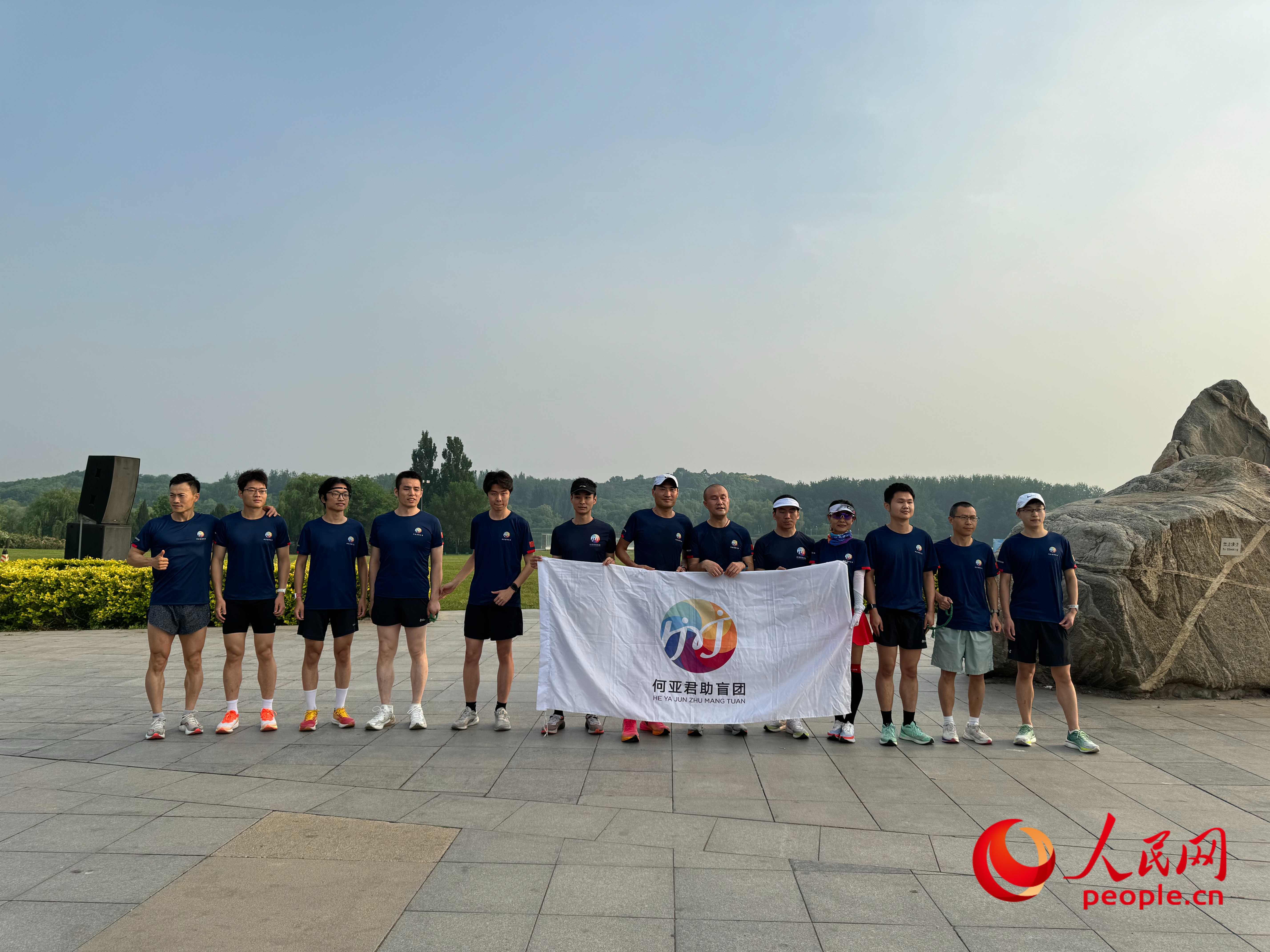 何亞君助盲團(tuán)的部分成員合影。人民網(wǎng) 周靜圓攝