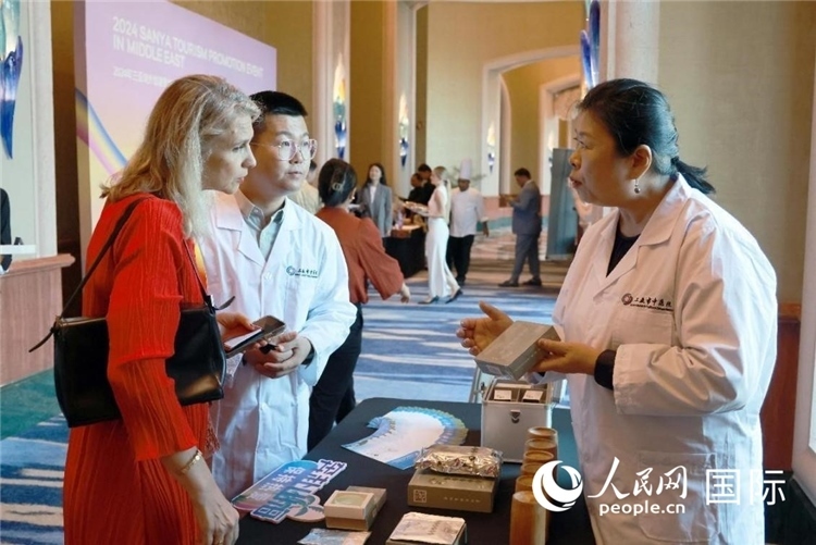 三亞市中醫(yī)院代表向來賓介紹中醫(yī)。人民網(wǎng)記者管克江攝