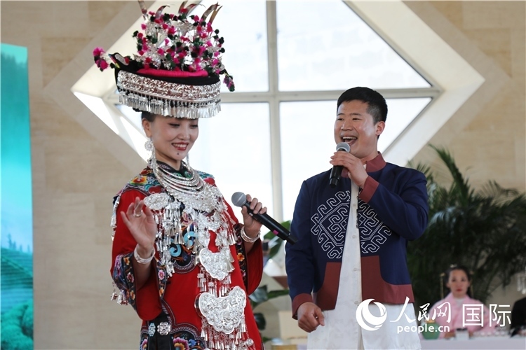2、來自湖北的歌唱家演唱民族歌曲。 人民網(wǎng)記者 李志偉攝
