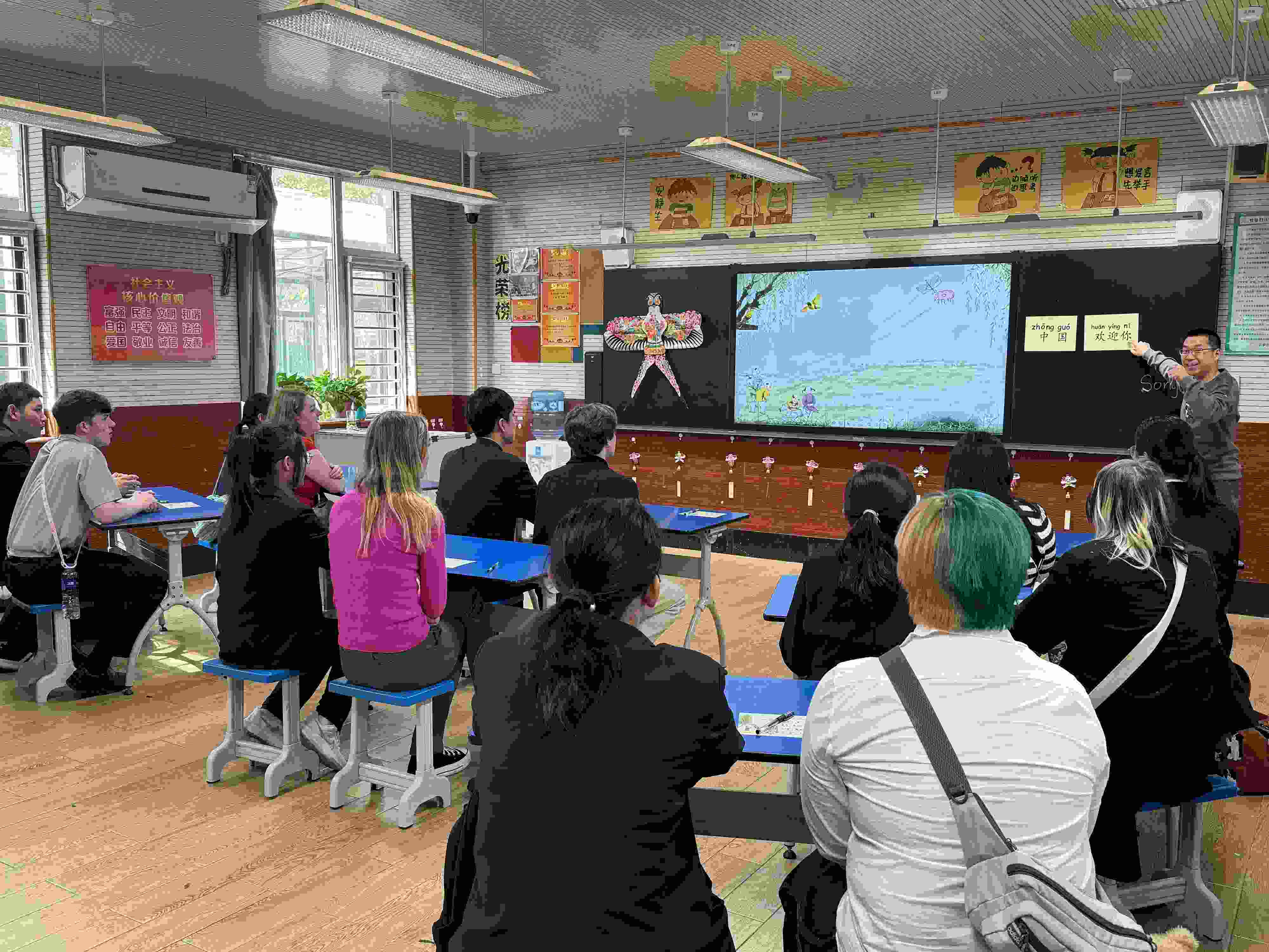 2024年4月20日，美國艾奧瓦州馬斯卡廷高中“友誼傳承”研學團來到石家莊外國語學校，中美學生同上一節(jié)中文課。