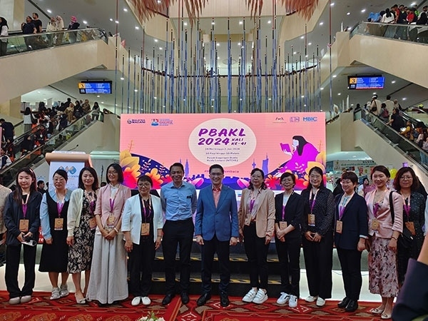 5月24日，在吉隆坡國(guó)際書展期間舉辦的中馬贈(zèng)書儀式。中國(guó)圖書進(jìn)出口（集團(tuán)）有限公司供圖