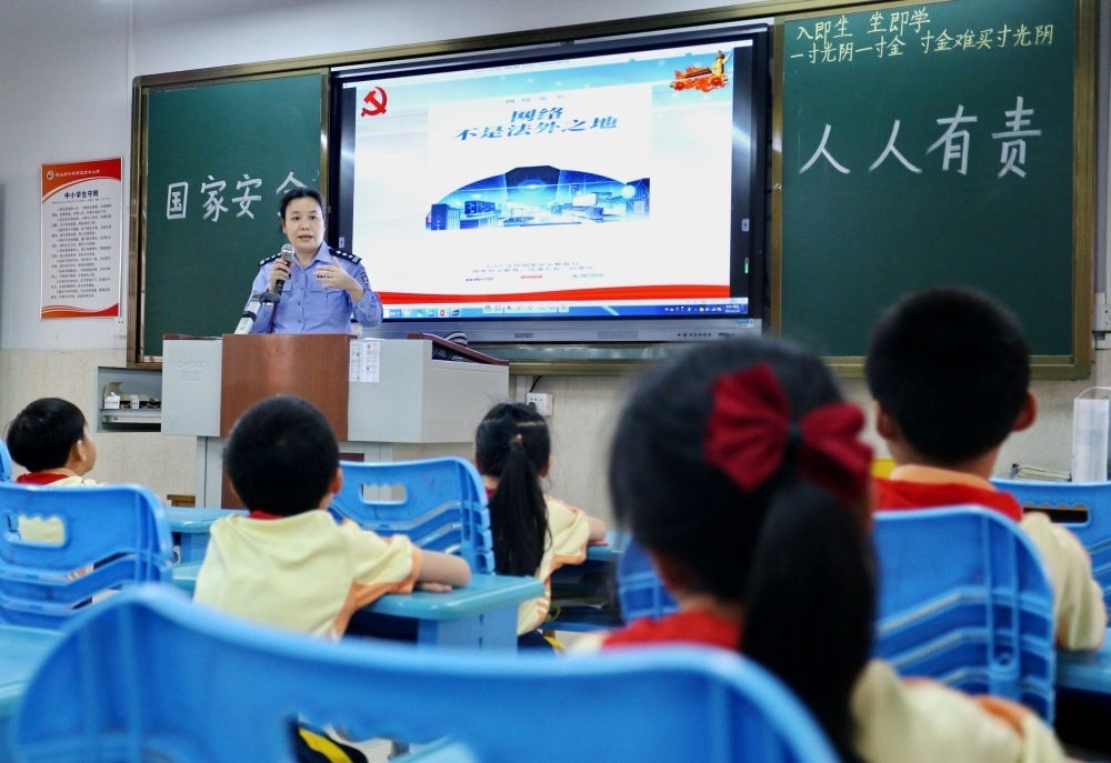 2023年4月14日，在廣東省鶴山市沙坪街道第七小學(xué)，民警向?qū)W生們講解國家安全知識。新華社發(fā)（黃繼明 攝）