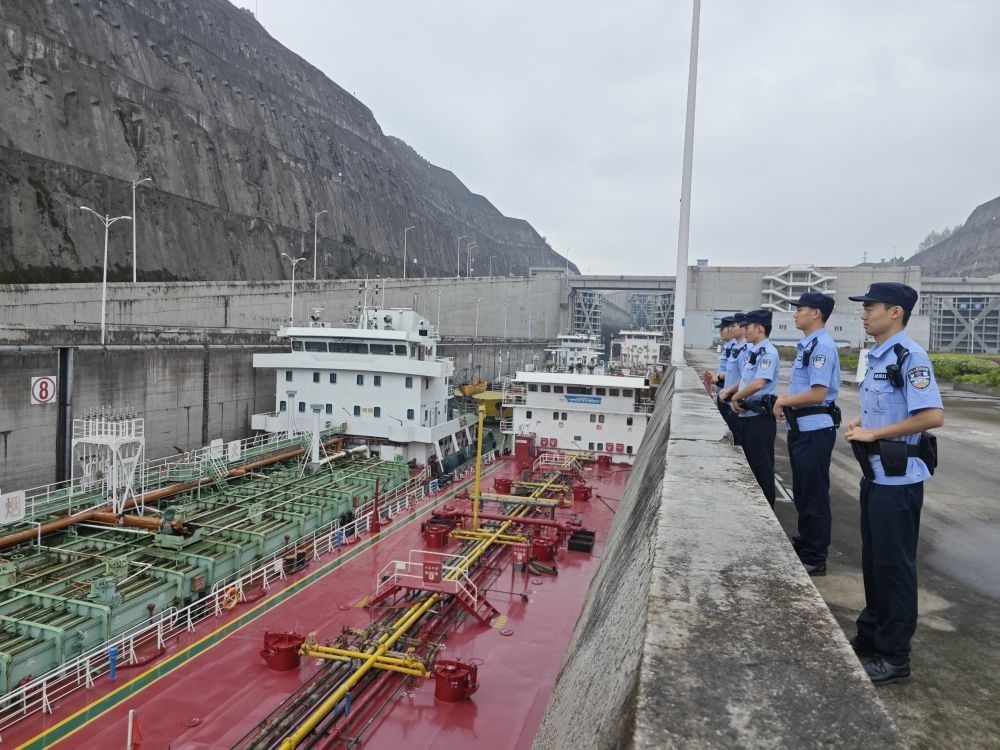 2023年9月29日，長江航運公安局宜昌分局三峽船閘派出所民警在三峽大壩五級船閘執(zhí)勤。新華社發(fā)（李孟 攝）