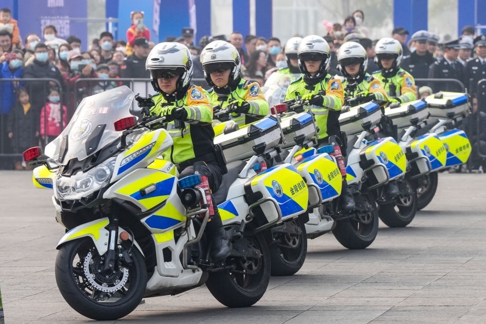 2024年1月6日，南京交警在警營開放周活動現(xiàn)場進行警務(wù)技能表演。新華社記者 李博 攝