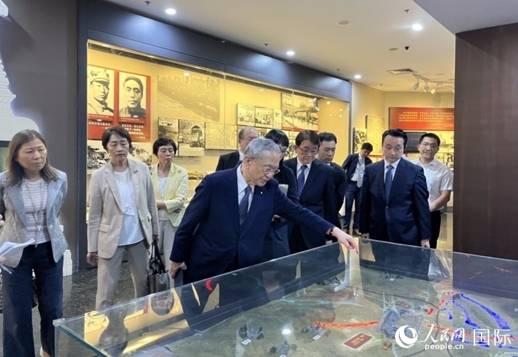 創(chuàng)價(jià)學(xué)會(huì)會(huì)長(zhǎng)原田稔（中）與青年代表團(tuán)成員訪問(wèn)中國(guó)人民抗日戰(zhàn)爭(zhēng)紀(jì)念館。人民網(wǎng)記者 陳思攝
