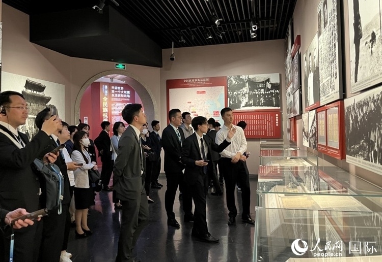 創(chuàng)價(jià)學(xué)會(huì)青年代表團(tuán)成員在中國(guó)人民抗日戰(zhàn)爭(zhēng)紀(jì)念館參觀。人民網(wǎng)記者 陳思攝