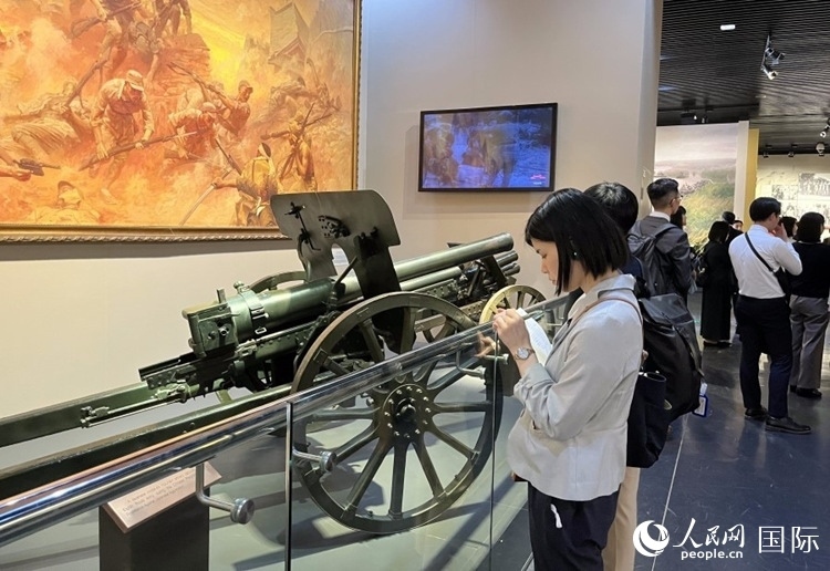 創(chuàng)價(jià)學(xué)會(huì)青年代表團(tuán)成員在中國(guó)人民抗日戰(zhàn)爭(zhēng)紀(jì)念館參觀。人民網(wǎng)記者 陳思攝