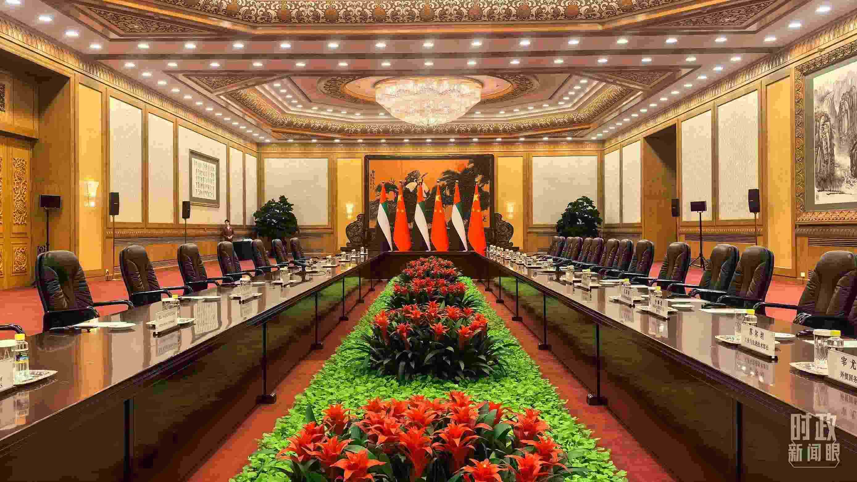 △5月30日下午，習(xí)近平主席同阿聯(lián)酋總統(tǒng)穆罕默德會(huì)談。這是會(huì)談開(kāi)始前的現(xiàn)場(chǎng)。（總臺(tái)央視記者鄂介甫拍攝）