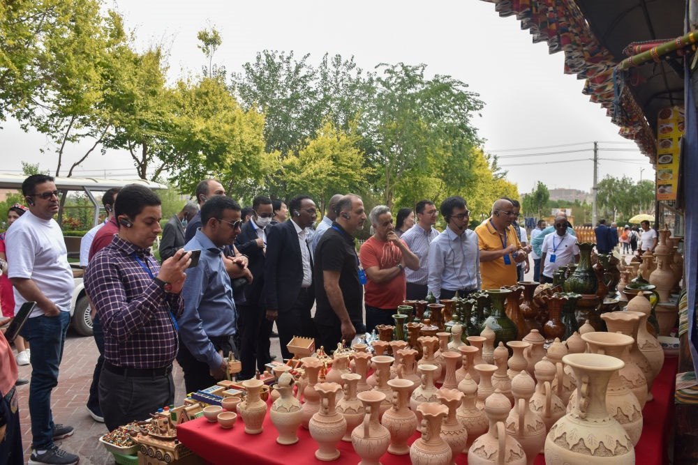 2023年5月31日，阿拉伯國家聯(lián)盟代表團(tuán)一行在新疆喀什古城參觀訪問。新華社記者 高晗 攝