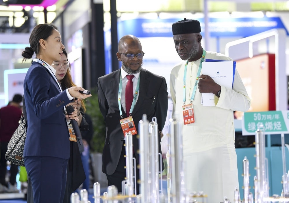 2023年9月22日，嘉賓在第六屆中阿博覽會(huì)上了解清潔能源項(xiàng)目。新華社記者 馮開華 攝