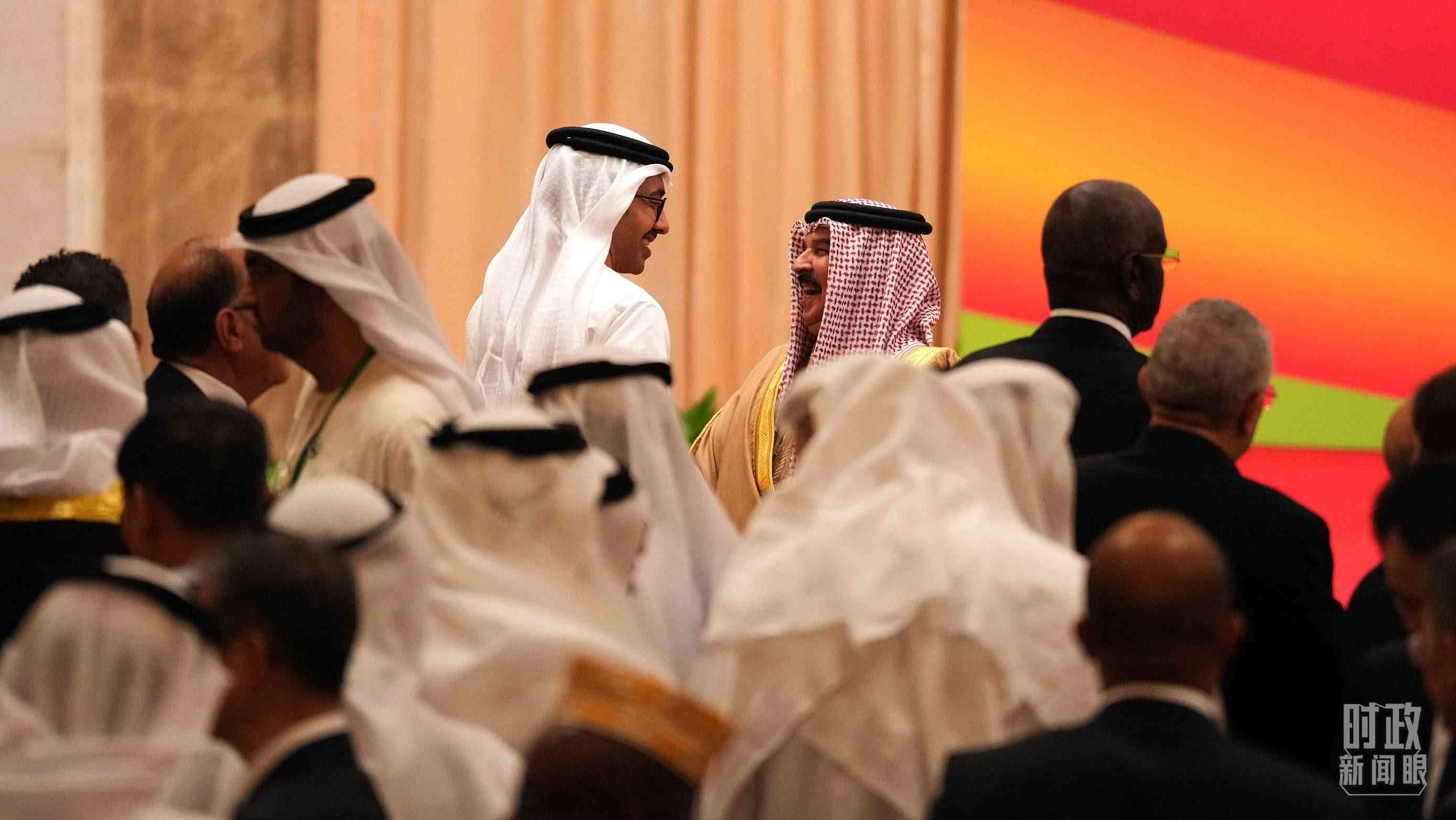 △與會(huì)代表在交談。（總臺(tái)國(guó)廣記者李晉拍攝）