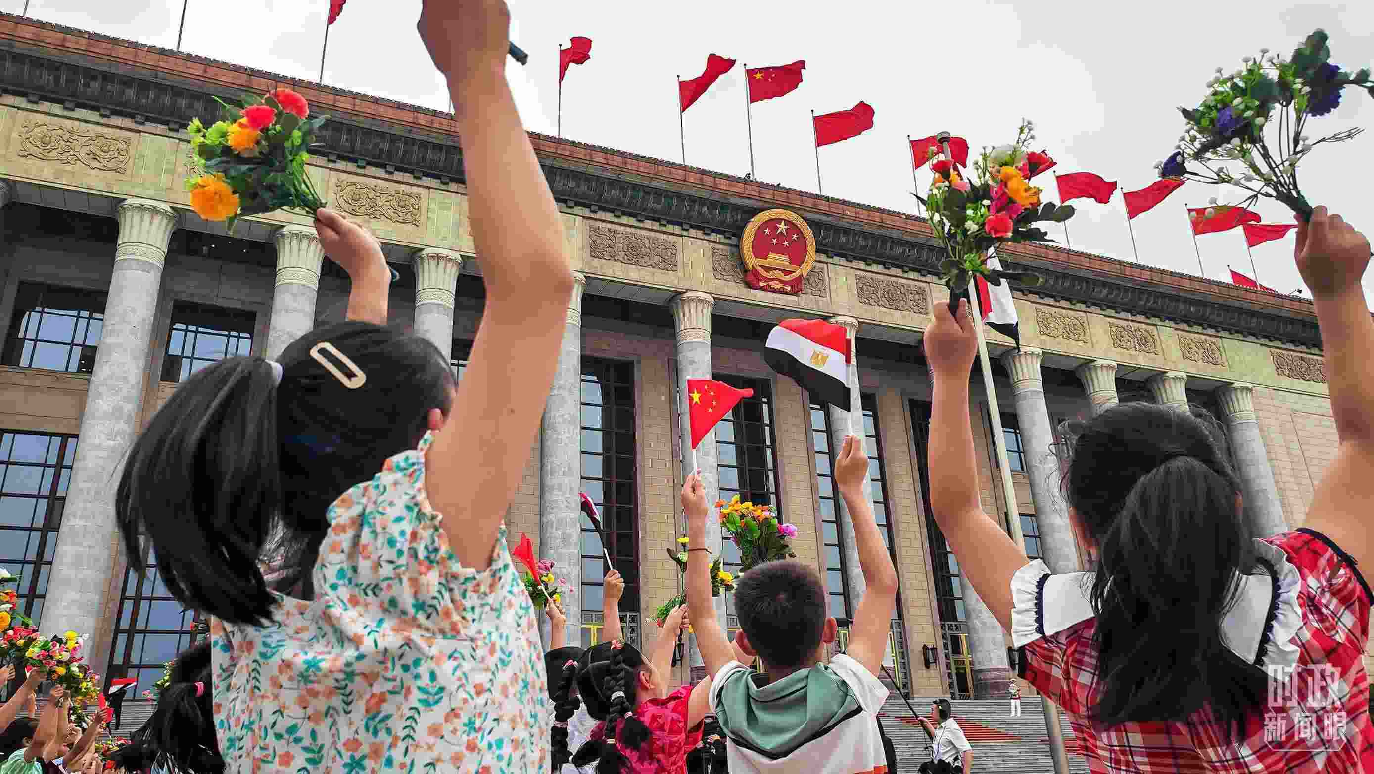 △5月29日下午，習(xí)近平主席舉行儀式歡迎埃及總統(tǒng)塞西訪華。圖為歡迎儀式現(xiàn)場(chǎng)的少年兒童。（總臺(tái)央視記者劉琦拍攝）