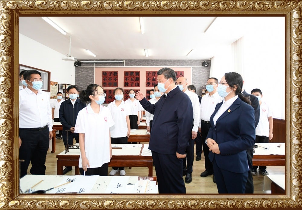 2021年9月13日至14日，習(xí)近平總書記在陜西省榆林市考察。14日上午，習(xí)近平在綏德實(shí)驗(yàn)中學(xué)考察時(shí)，同正在練習(xí)書法的學(xué)生親切交流。