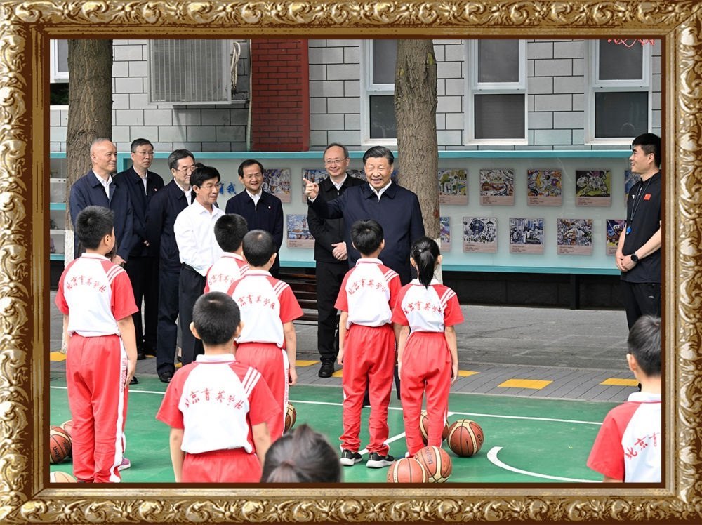 2023年5月31日上午，習(xí)近平總書記來到北京育英學(xué)?？赐繂枎熒?，在籃球場同正在上體育課的小學(xué)生們親切交流。習(xí)近平親切地說：“現(xiàn)在生活條件好了，孩子們不是要吃得胖胖的，而是要長得壯壯的、練得棒棒的?！? width=