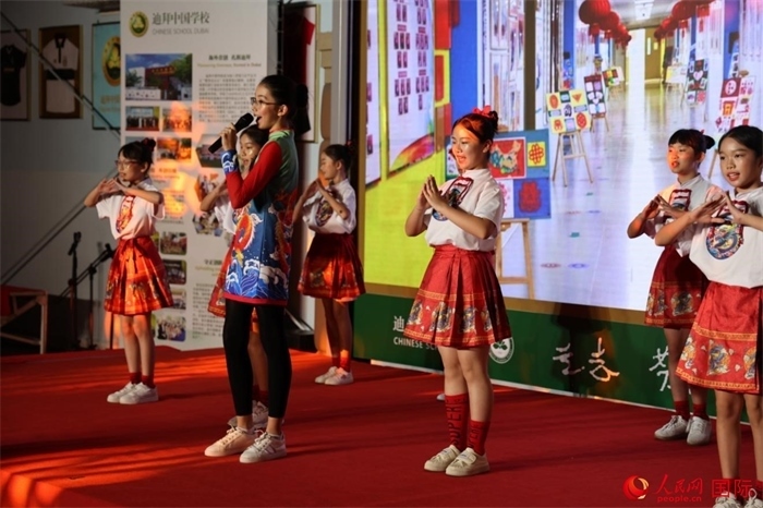 活動(dòng)上，孩子們表演原創(chuàng)歌舞節(jié)目。人民網(wǎng)記者 張志文攝