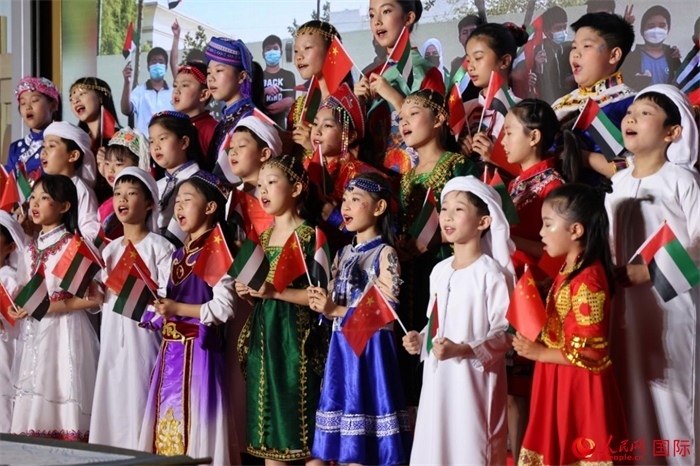 活動(dòng)上，身著中阿傳統(tǒng)服飾的孩子們共唱歌曲，表達(dá)對(duì)美好未來的向往。人民網(wǎng)記者 張志文攝