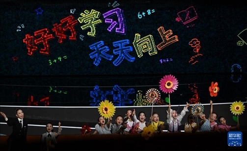 6月1日，演員在“我和祖國一起成長”主題演出活動中表演。新華社記者 金良快 攝