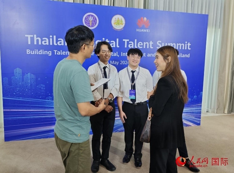 泰國(guó)國(guó)立法政大學(xué)學(xué)生接受本網(wǎng)采訪。李映民攝