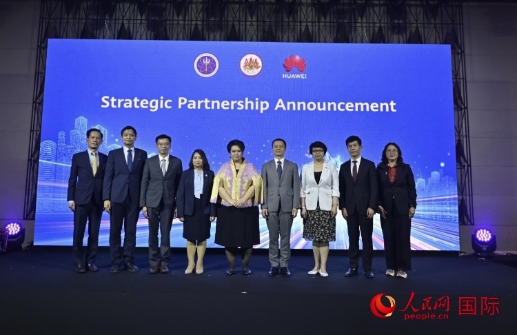 數(shù)字人才峰會(huì)現(xiàn)場(chǎng)。左五為泰國(guó)高等教育、科學(xué)、研究和創(chuàng)新部長(zhǎng)素巴瑪·伊沙拉帕迪，右三中國(guó)駐泰國(guó)大使館教育參贊許蘭，右四為華為泰國(guó)技術(shù)有限公司總經(jīng)理李雄偉。人民網(wǎng)記者 簡(jiǎn)承淵攝