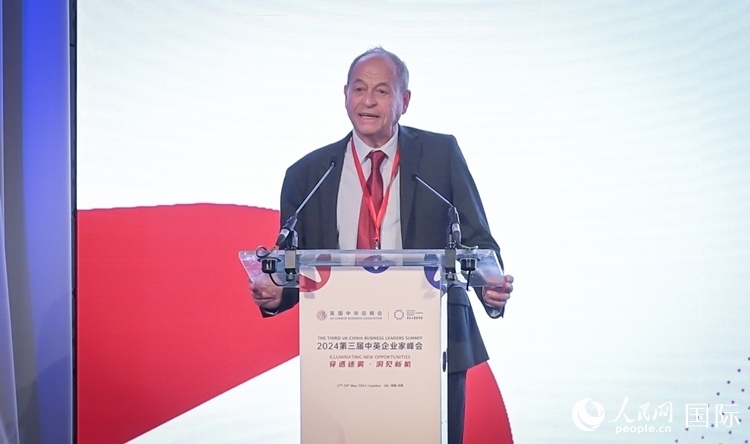 英國48家集團俱樂部榮譽主席斯蒂芬·佩里致辭。人民網(wǎng) 郭錦標(biāo)攝