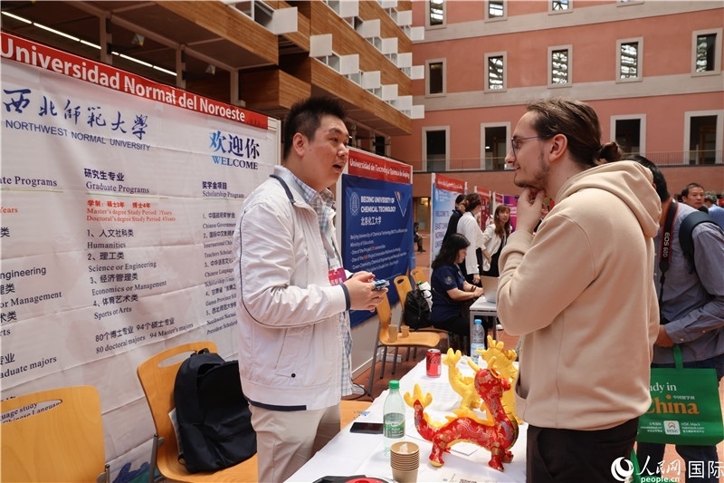 西班牙應(yīng)屆畢業(yè)生在展臺(tái)前咨詢。人民網(wǎng)記者 顏歡攝