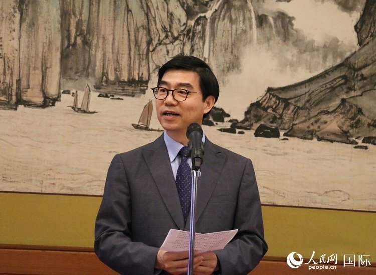 中國(guó)駐日本大使館施泳公使致辭。人民網(wǎng) 許可攝