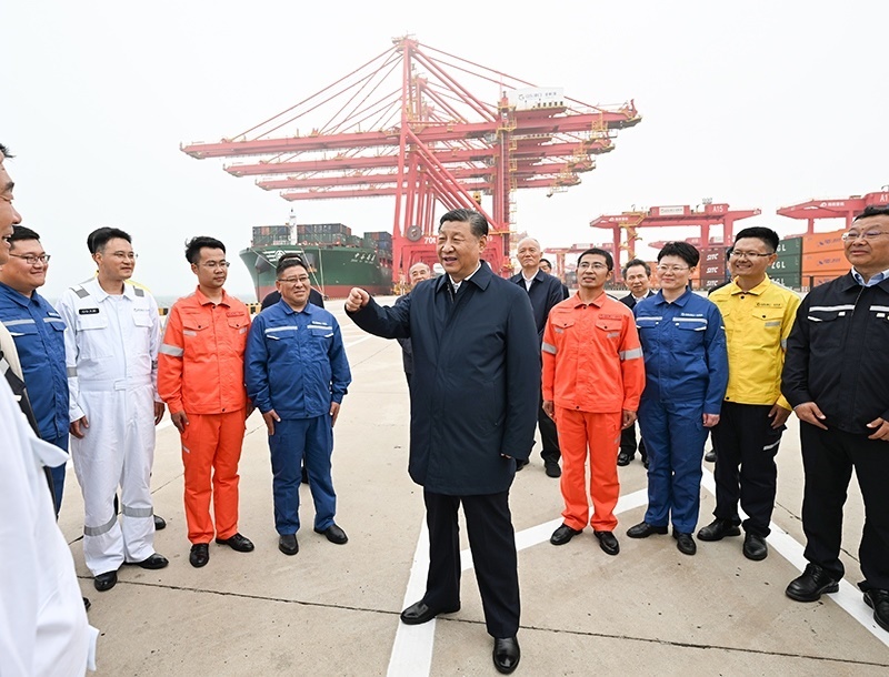 △2024年5月22日，習(xí)近平總書記在山東省日照港親切慰問港口科技工作者、運(yùn)營人員、航運(yùn)人員。