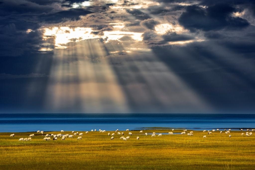 這是2022年9月21日在海北藏族自治州海晏縣拍攝的青海湖一角。（通聯照片 焦生福 攝）