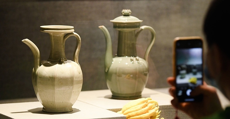 2021年9月14日，浙江省博物館，觀眾在拍攝北宋龍泉窯執(zhí)壺（左）和龍泉青瓷藝人劉杰制作的執(zhí)壺。