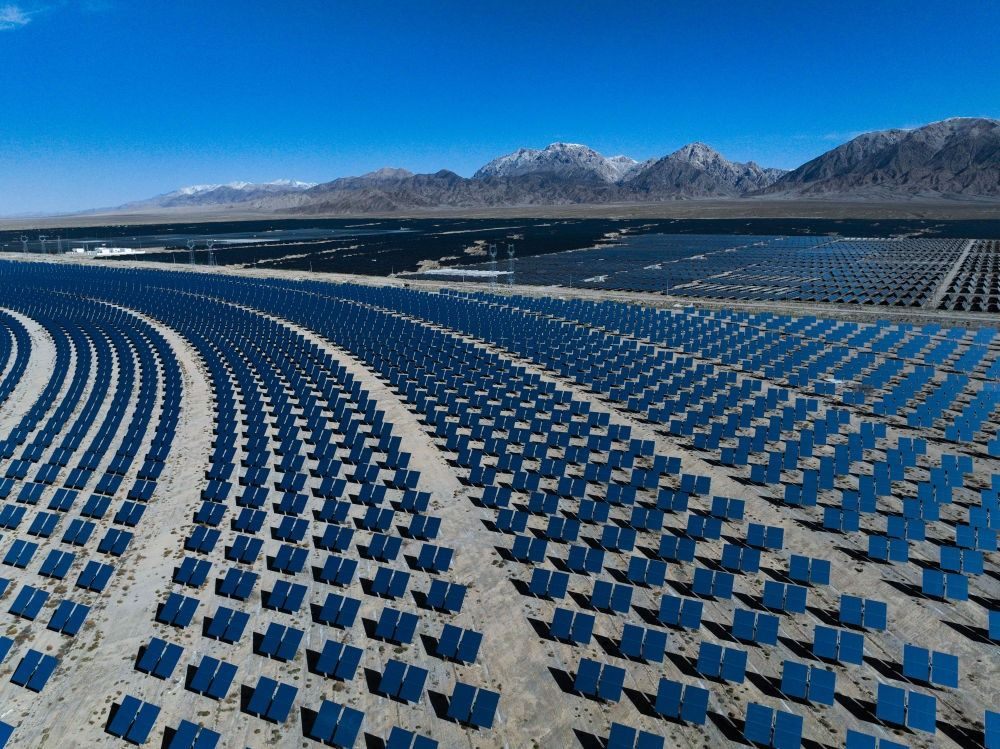 這是2024年4月23日在青海省海西蒙古族藏族自治州德令哈市光伏（光熱）產業(yè)園拍攝的光熱電站（無人機照片）。新華社記者 張龍 攝
